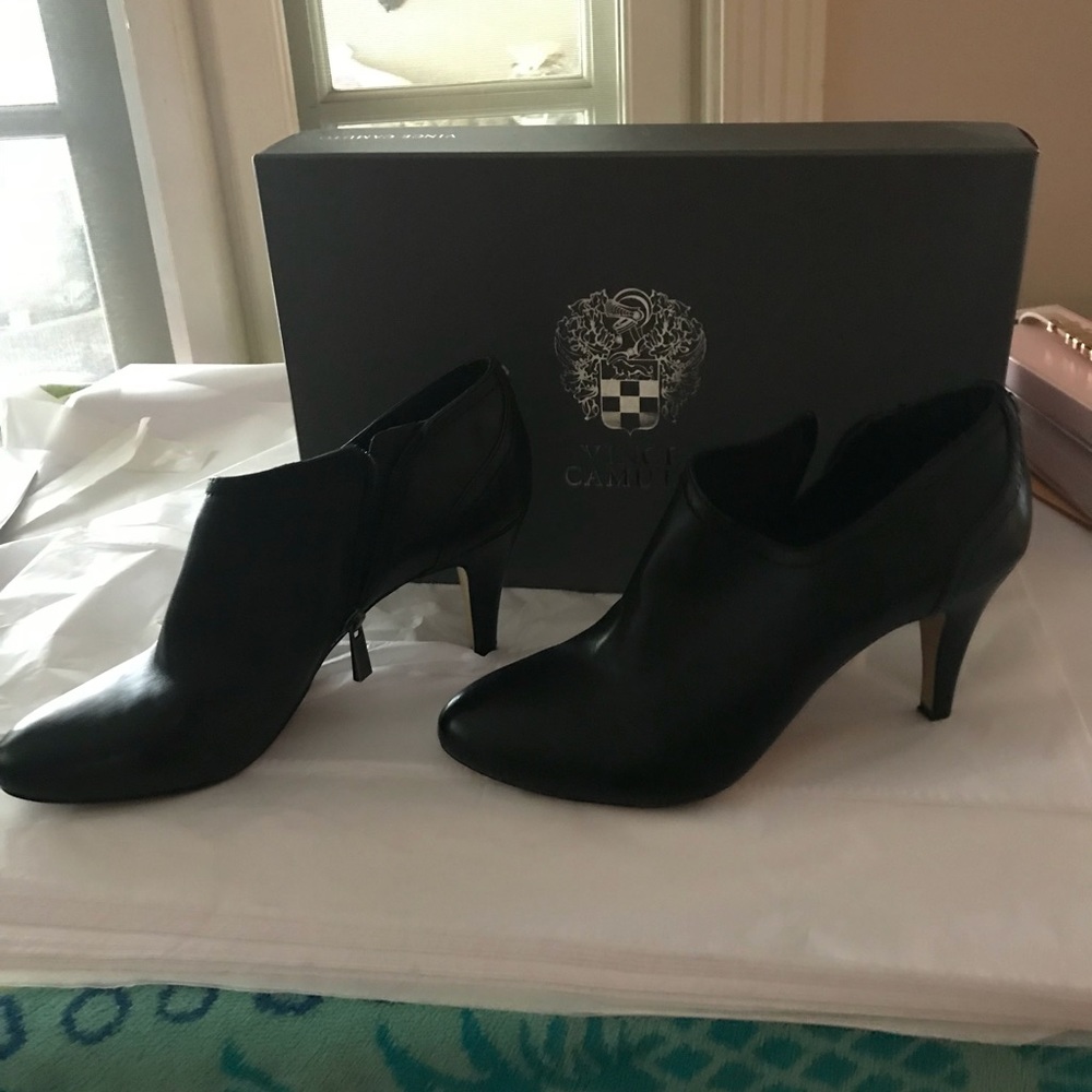 VINCE CAMUTO BLACK NAPPA SIDE-ZIPPER BOOTIES 9.5